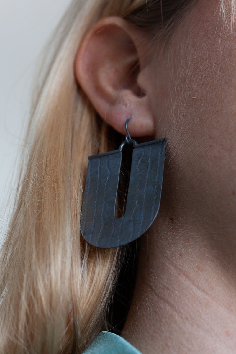 Boucles d'oreilles U Paysage en argent oxydé noir