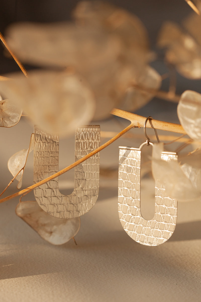 Boucles d'oreilles U Paysage en argent oxydé noir