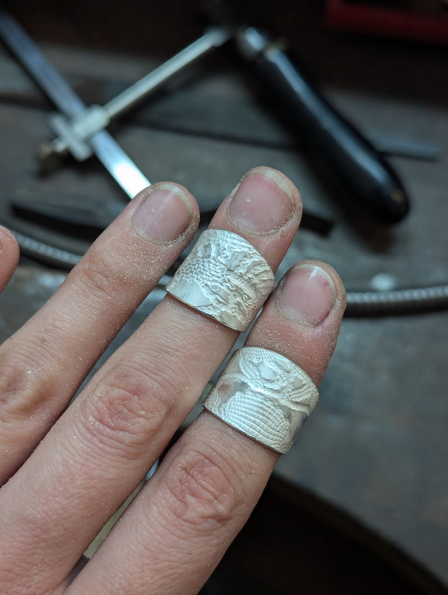 Fabriquez une bague paysage en argent texturé