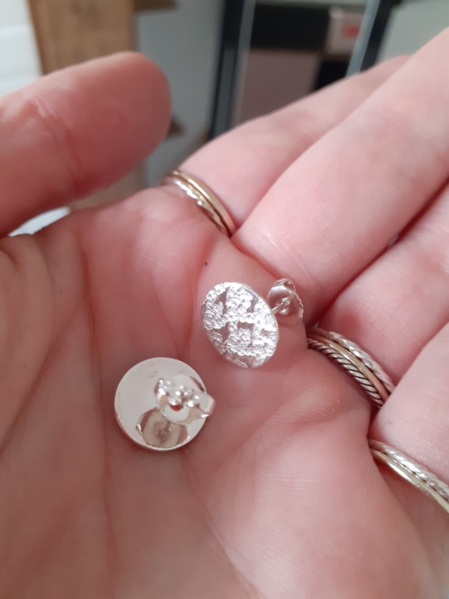 Fabriquez une bague ou des boucles d'oreilles en argent texturé